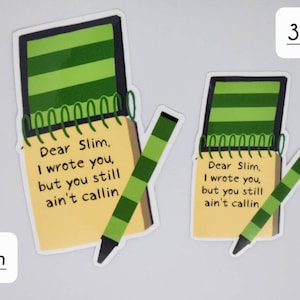 Puede incluir: Dos pegatinas con un dise&ntilde;o de bloc de notas y bol&iacute;grafo. El bloc de notas es amarillo con rayas verdes y el texto "Dear Slim, I wrote you, but you still ain't callin." Las pegatinas miden 7.6 cm y 10.2 cm.