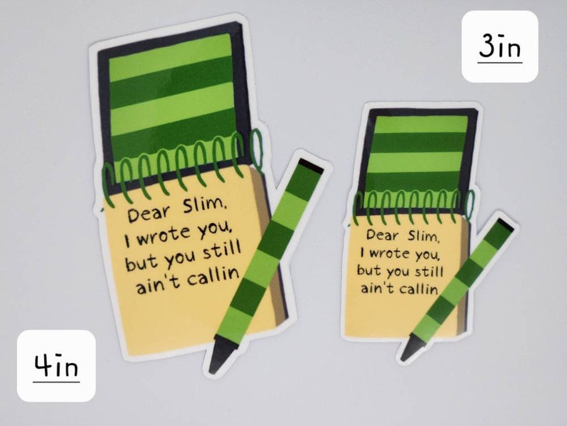 Puede incluir: Dos pegatinas con un dise&ntilde;o de bloc de notas y bol&iacute;grafo. El bloc de notas es amarillo con rayas verdes y el texto "Dear Slim, I wrote you, but you still ain't callin." Las pegatinas miden 7.6 cm y 10.2 cm.