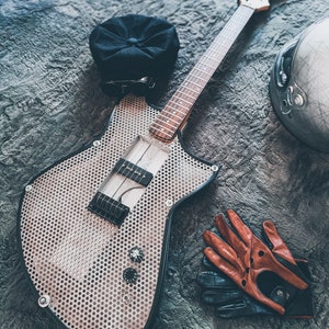 PREORDINE - Biohazard - Chitarra in acciaio a corpo cavo
