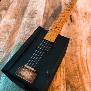 PREORDINE - War Pig - Ammo Can 4 Corde Chitarra