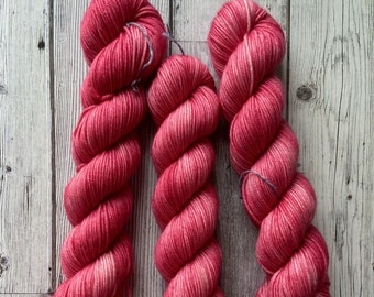 Chicle / 100 % Superwash DK / Hilo teñido a mano / Hilo de crochet / Hilo para tejer / Hilo rosa