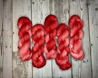 Hilo teñido a mano Strawberry Shake / 85/15 fingering weight / para tejer / crochet / hilo rojo
