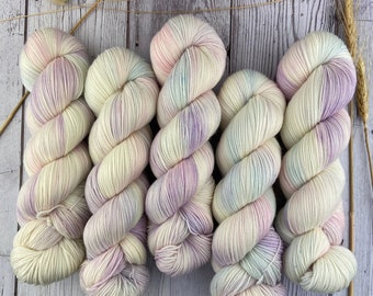 Fio Tingido à Mão | Desejo de sereia | 4 camadas | Lã Merino Superwash | Fio Pastel | 85/15 ou 100% NS