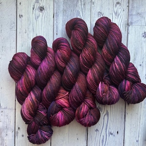 ENCHANTÉ | Fils teints à la main | laine mérinos ultra-lavable | Laine rose | Laine de doigté | fil violet |