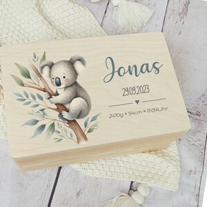 May include: A wooden keepsake box with a koala illustration and the text "Jonas 29.09.2023 2470g * 54cm * 17:04Uhr".