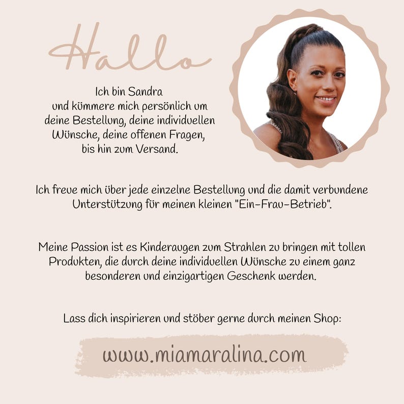 Pu&ograve; includere: Grafica beige chiaro con la parola "Hallo" in corsivo. Il testo in tedesco descrive la proprietaria del negozio, Sandra, e la sua passione per la creazione di regali unici. Viene visualizzato anche l'indirizzo del sito web www.miamaralina.com.