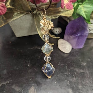 Collar de cristal de fluorita en bruto: joyería con alambre de oro