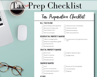 Pode incluir: Uma lista de verificação de preparação de impostos imprimível com um design preto e branco. A lista de verificação é dividida em seções para todos os contribuintes, proprietários de imóveis residenciais, proprietários de imóveis de aluguel, proprietários de empresas e outros. Cada seção inclui uma lista de itens a serem coletados para a preparação de impostos.