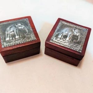 Paar Vintage Holz Schmuckschatullen geprägt graviert Metall Elefant 5 ~ 5 ~ 3
