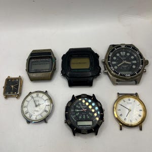 Puede incluir: Una colección de ocho relojes de pulsera de varios estilos. Los relojes tienen esferas digitales y analógicas, con correas de metal y plástico. Los colores incluyen negro, plateado y dorado. Algunos relojes muestran nombres de marcas.