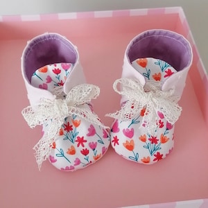 KEEPSAKE Soft Sole Baby Shoes PDF Sewing Pattern & Tutorial, Projector Layers, Baby slippers crib shoes baby booties sewing shower gift