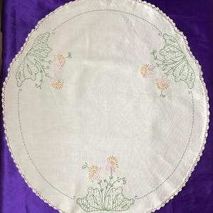Dresser Scarf - Hand Embroidery - Handmade crochet lace - Vintage -  22"x20"