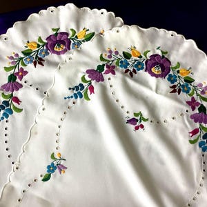 Embroidered Dresser Scarf  - Vintage - 33" x 15" (#72A)