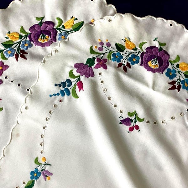 Embroidered Dresser Scarf  - Vintage - 33" x 15" (#72A)