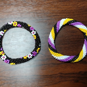 NOVAS pulseiras de flores com bandeira do orgulho LGBTQ+ com preço mais baixo - Pulseiras de tubo de crochê com miçangas no estilo Nepal