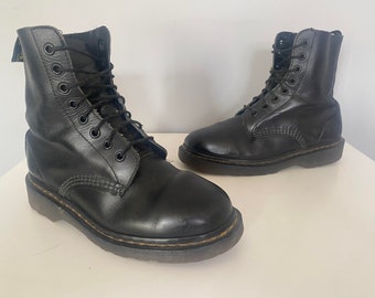 Vintage 1980s Dr Martens / Shellys London Made In England Leather Boots. 4. Doc. Docs.