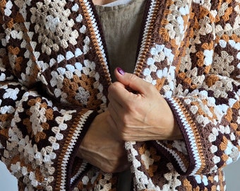 Cardigan carré grand-mère en crochet couleur terre - Veste au crochet faite main, d'inspiration vintage, taille unique