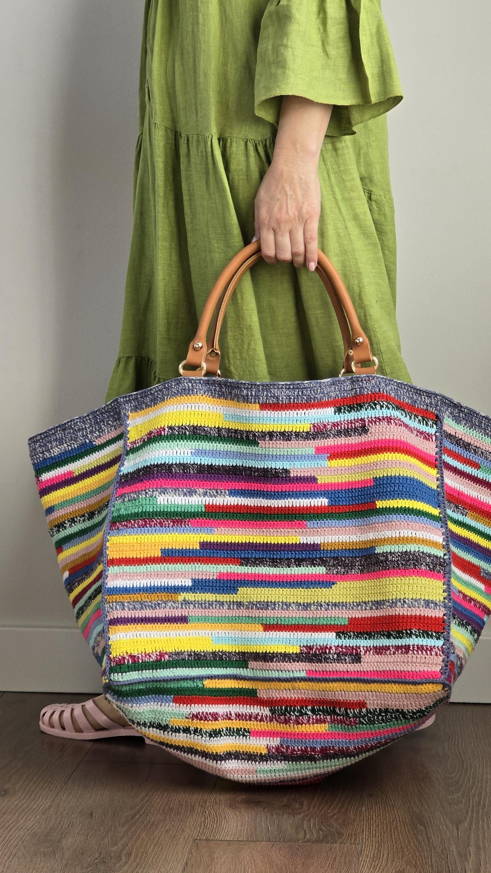 カラフルなかぎ針編みのウィークエンダーバッグ：手作りのストライプ柄