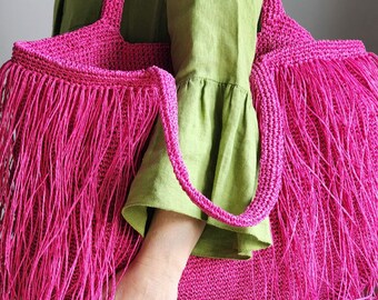 Große Shopper-Tasche aus gehäkeltem Bast mit Quasten in Fuchsia, Schultertasche für den Strand oder als schicke Markttasche