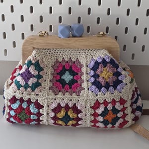 Granny Square Crochet Clutch: Vintage Kiss Lock Purse with Adjustable Strap