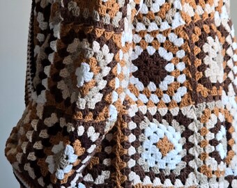 Erdfarbener Grandma Square Croche Cardigan – handgemachte Häkeljacke im Vintage-Stil, Einheitsgröße