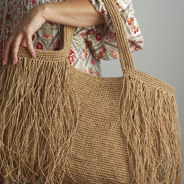 Grand sac cabas à pampilles en raphia au crochet beige naturel, sac à bandoulière pour la plage ou comme sac de marché chic