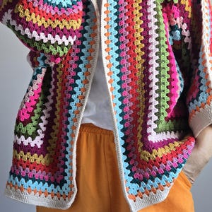 Cardigan Grandma Square all&#39;uncinetto colorato - Giacca a punto esagonale fatta a mano - Maglione in maglia grossa boho per strati accoglienti