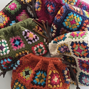 Borsa a marsupio con coulisse realizzata a mano all'uncinetto - Borsa a righe e quadrata della nonna - Tracolla boho colorata - Tracolla in pelle regolabile - Regalo per lei