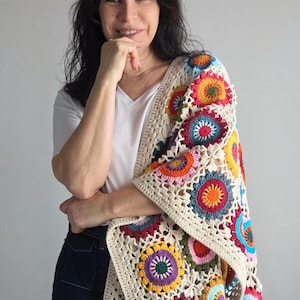 Chal de crochet colorido hecho a mano – Chal ligero bohemio – Suave y acogedor – Accesorio llamativo (pedido por adelantado)