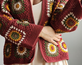 Cardigan quatre saisons carré grand-mère au crochet coloré à base rouge rouille unique dans un style vintage, taille unique