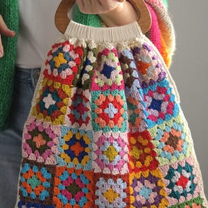 Färgglad fyrkantig virkad tygväska med trähandtag, boho lapptäcke, handgjord hippie sommarväska, ljus bomullsväska