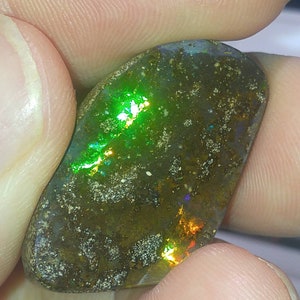 Rolling Flash! Boulder Opal luminous, green-orange color play 27ct