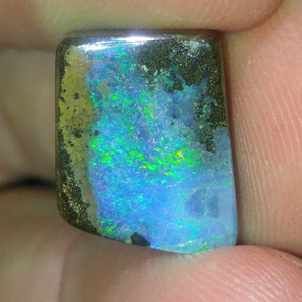Kleiner gebohrter Boulder Opal, Grün 10ct