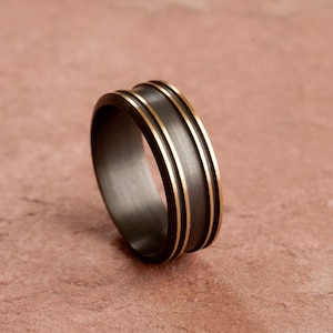 Männerring aus dunkel oxidiertem Messing.