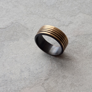 Bague pour homme minimaliste faite à la main - Fanfare en laiton oxydé foncé pour homme dans une boîte cadeau