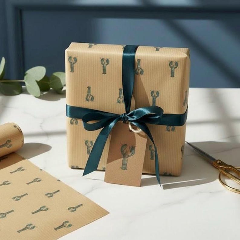 Papier cadeau homard, emballage cadeau nautique d'anniversaire côtier pour amateur de fruits de mer - The Nautical Collection image 1