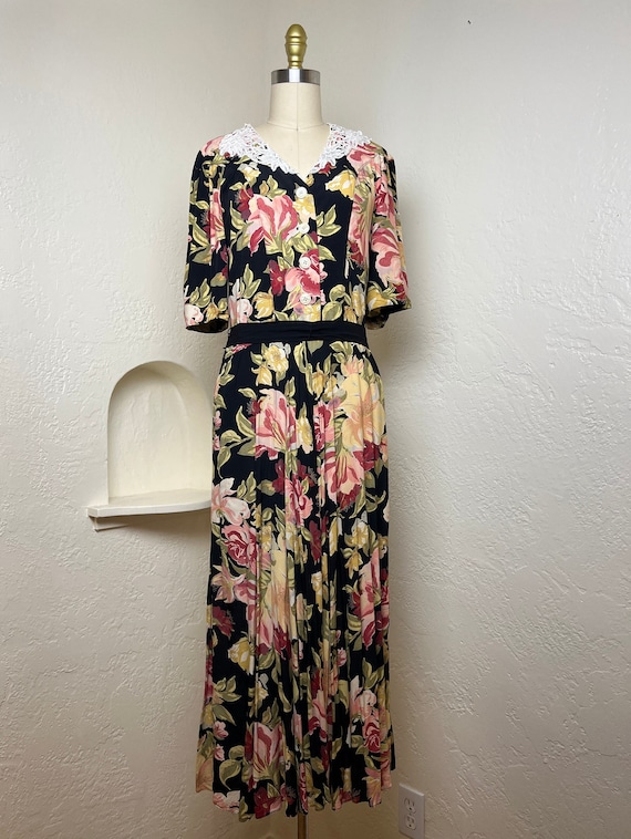 Vintage 1990s Pleated Floral Dress / Size Medium