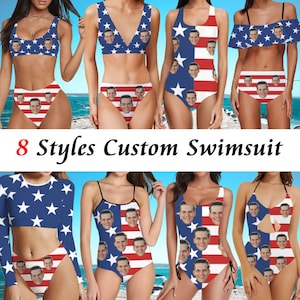Könnte beinhalten: Acht Stile von maßgeschneiderten Badeanzügen mit einem rot-weiß-blauen amerikanischen Flaggenmuster mit einem aufgedruckten Gesicht auf dem Stoff. Die Badeanzüge werden auf Models in verschiedenen Posen gezeigt.