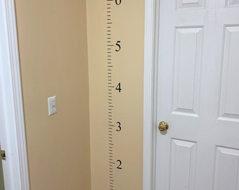 Regla de pared con pegatinas de vinilo y tabla de crecimiento