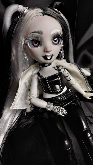 RAINBOW HIGH Shadow High Series - Heather Grayson - Gray Model Doll