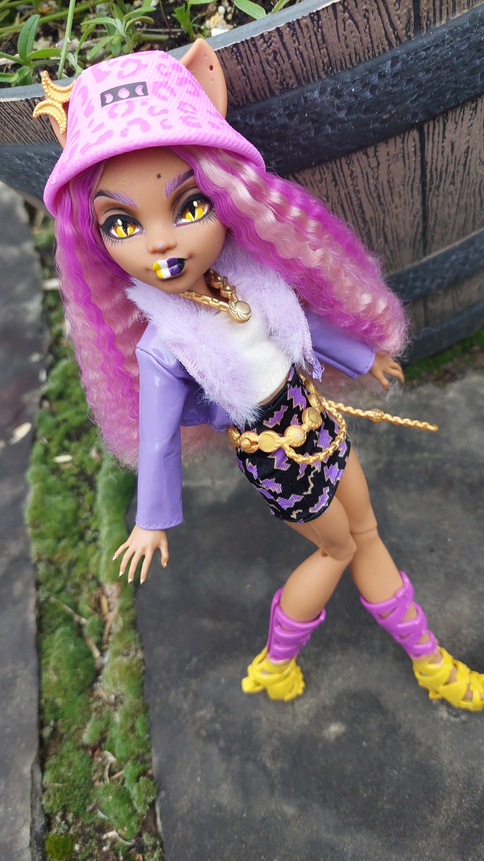 Shop Monster High Original Favorites Clawdeen at Artsy Sister.  Fantasia monster  high, Monster high cosplay, Bonecas monster high