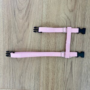 Puede incluir: Arn&eacute;s ajustable para perro de color rosa con lunares blancos y hebillas negras.