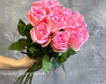 Capullo de rosa parcialmente abierto Real Touch - Flor artificial - Rosa caramelo