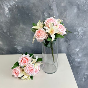 Piccolo bouquet di rose e gigli finti/fiore artificiale/fai da te/floreale/matrimonio/decorazione per la casa/regali rosa chiaro immagine 2