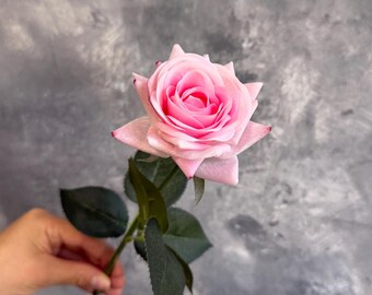 リアルタッチのピンクローズステム - 造花
