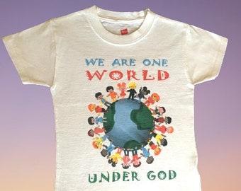 T-shirts pour enfants/jeunes - « We Are One World Under God » (également disponible pour les adultes)
