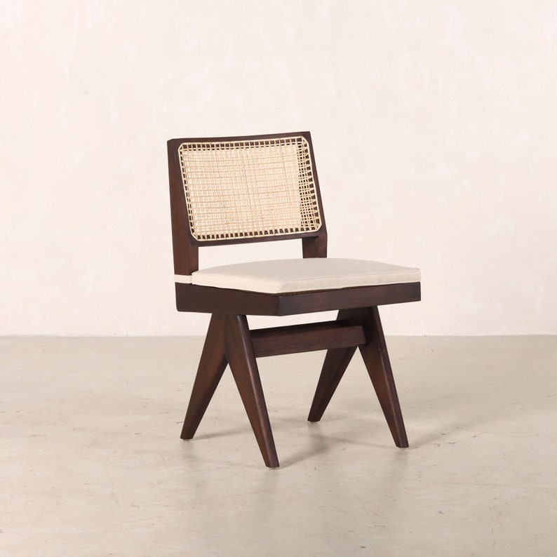 Pode incluir: Uma cadeira de madeira castanho escuro com encosto de vime tecido e um assento branco. A cadeira tem uma base &uacute;nica de quatro pernas angulares.