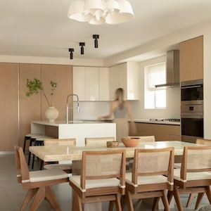 Cadeira Chandigarh Capitol em vime - Teca e rattan trançado à mão imagem 11