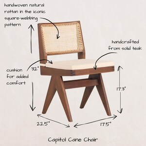 Pode incluir: Uma cadeira de madeira castanho com um encosto de vime tecido e um almofada branca. A cadeira tem 81 cm de altura, 57 cm de largura e 44 cm de profundidade. A cadeira &eacute; feita &agrave; m&atilde;o de madeira de teca maci&ccedil;a. "Capitol Cane Chair" est&aacute; escrito abaixo da cadeira.