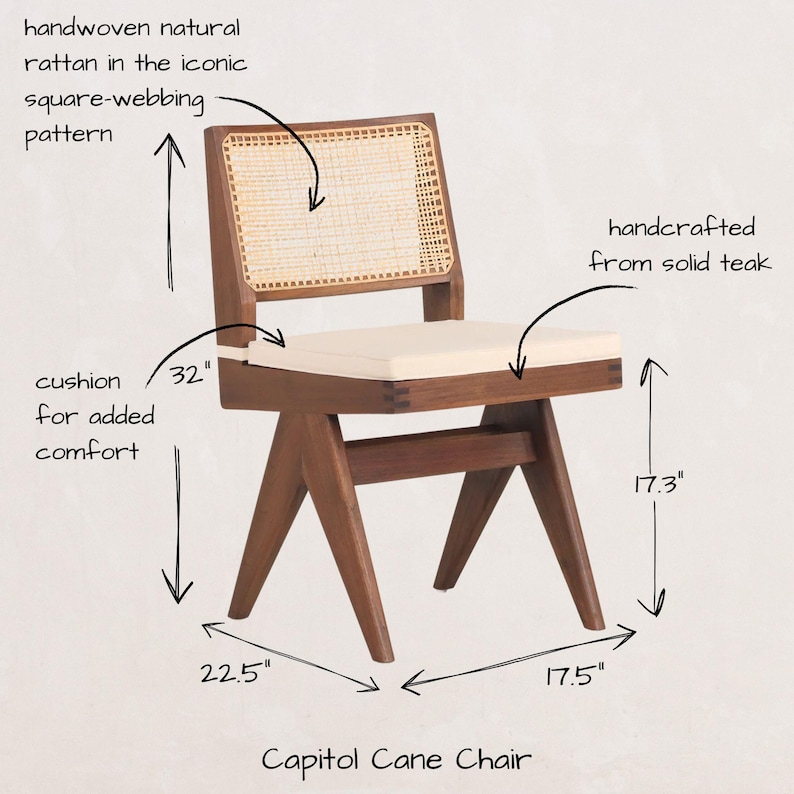 Pode incluir: Uma cadeira de madeira castanho com um encosto de vime tecido e um almofada branca. A cadeira tem 81 cm de altura, 57 cm de largura e 44 cm de profundidade. A cadeira &eacute; feita &agrave; m&atilde;o de madeira de teca maci&ccedil;a. "Capitol Cane Chair" est&aacute; escrito abaixo da cadeira.